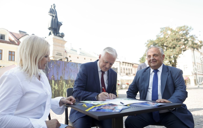 Jarosław Gowin przedstawił kandydatów Porozumienia w...