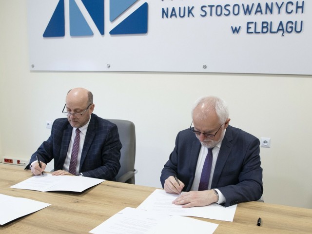 Umowę podpisują Jan Stawicki (po lewej) i Jarosław Niedojadło.
