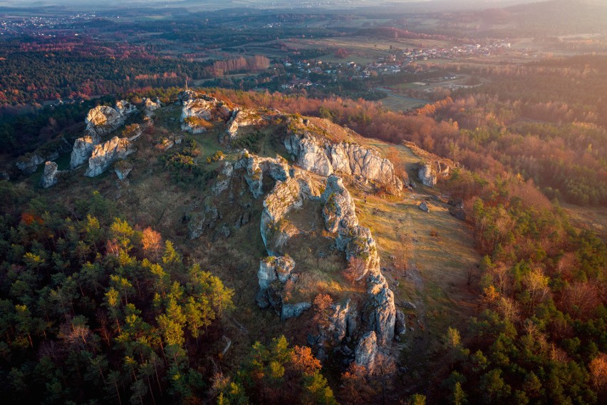 Rezerwat Góra Zborów w gminie Kroczyce na Jurze, to bajeczne widoki ze wzgórz, liczne ostańce i jaskinie.