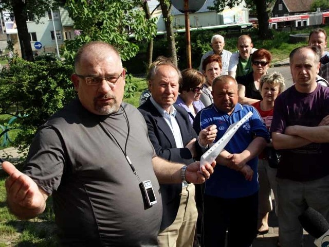 Marek Remiszewski (pierwszy z lewej) zbiera podpisy pod protestem mieszkańców Dziesięcin przeciwko utworzeniu w hotelu Iga mieszkań socjalnych