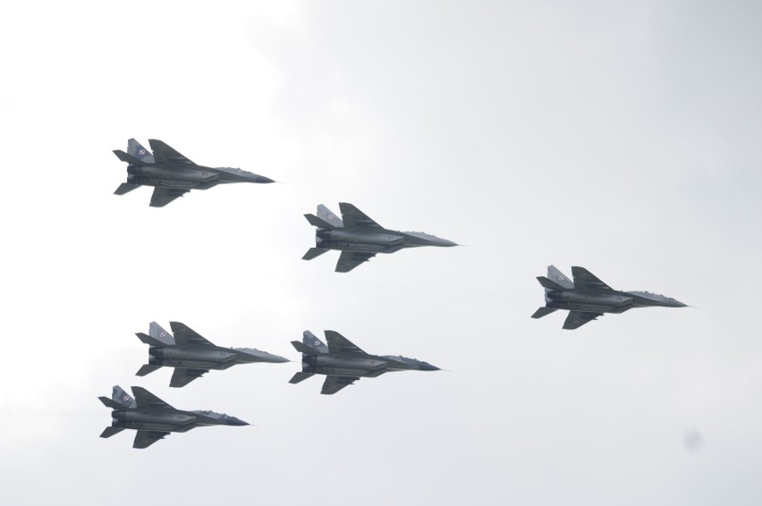 Niedzielna defilada statków powietrznych na Air Show 2017 w...