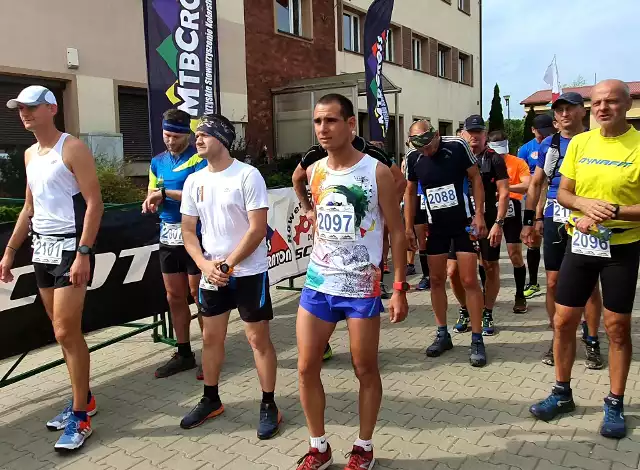 Na malowniczych trasach w Miedzianej Górze odbyły się siódme zawody z cyklu Świętokrzyskie Cross Run. Zawodnicy rywalizowali w półmaratonie i na trasie liczącej 5 kilometrów - na tym dystansie wystartował między innymi wójt Miedzianej Góry.  Imprezie patronowało "Echo Dnia". W półmaratonie zwyciężył Tomasz Gawroński z Jędrzejowa - 1:30,33, drugi był  Eliasz Sygut z Iłży - 1:38,36, a trzeci Tadeusz Rams z Wolbromia - 1:40,05. Wśród kobiet triumfowała Beata Orłowska ze Stalowej Woli.W biegu na 5 kilometrów triumfował Paweł Jedynak, drugi był Patryk Sobczyński, a trzeci Damian Sławski, wójt Miedzianej Góry. (dor)