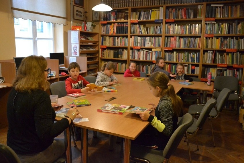 Lipnowska biblioteka zaprosiła do siebie dzieci, bo ferie wypada spędzać z książką! [zdjęcia]