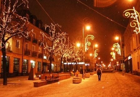 Mało świąteczną aurę mieszkańcy Kielc rekompensowali sobie pięknymi dekoracjami. Na zdjęciu oświetlona ul. Sienkiewicza..jpg