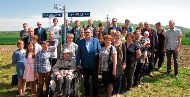 W nadaniu nazw ulic uczestniczyła m.in. prof. Zofia Włodek (w środku), gospodarz gminy i mieszkańcy wsi