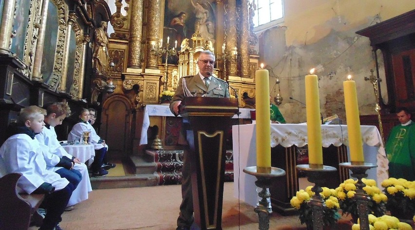 Niezwykły prezent kazimierskich mundurowych dla kapelana Mariana Fatygi. To...