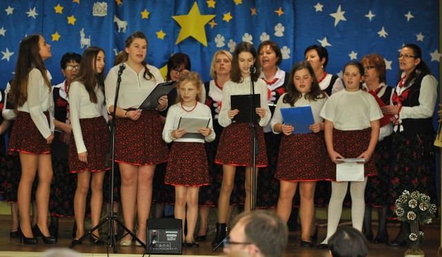 Podczas inauguracji obchodów jubileuszu 700-lecia Donos kolędy śpiewali uczniowie i panie z koła gospodyń Donoskie Gosposie.