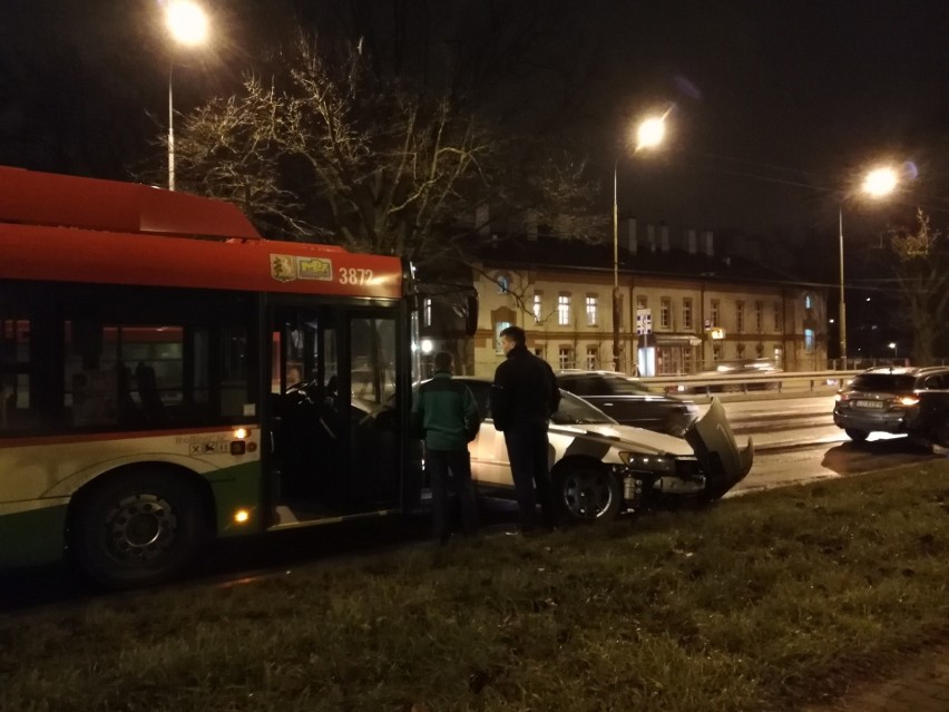 Kolizja na al. Kraśnickiej w Lublinie. Zderzyły się dwa samochody i trolejbus