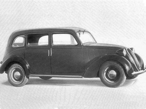 Fot. Archiwum (Fiat 508 L z 1938 roku – z dwuskrzydłowymi...