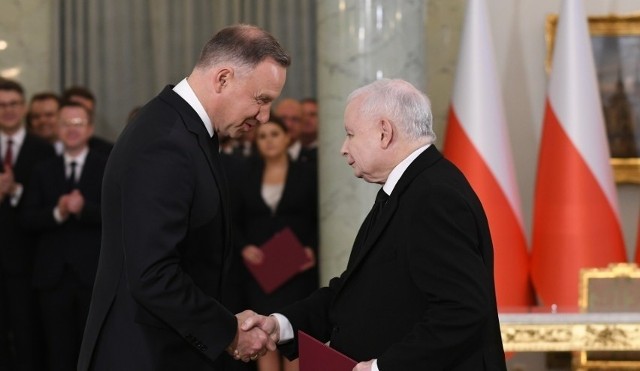 Prezydent Andrzej Duda na wniosek premiera Mateusza Morawieckiego dokonał w środę zmian w Radzie Ministrów. Na funkcję wicepremiera powołany został Jarosław Kaczyński.