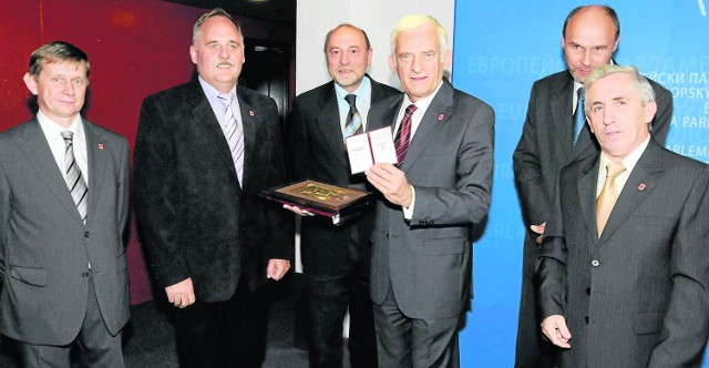 b Przewodniczący Parlamentu Europejskiego, profesor Jerzy Buzek, otrzymał insygnia Honorowego Obywatela Kazimierzy Wielkiej podczas spotkania w Strasburgu - 21 września 2010 roku. Kazimierskiej delegacji przewodniczył burmistrz Adam Bodzioch (z prawej).