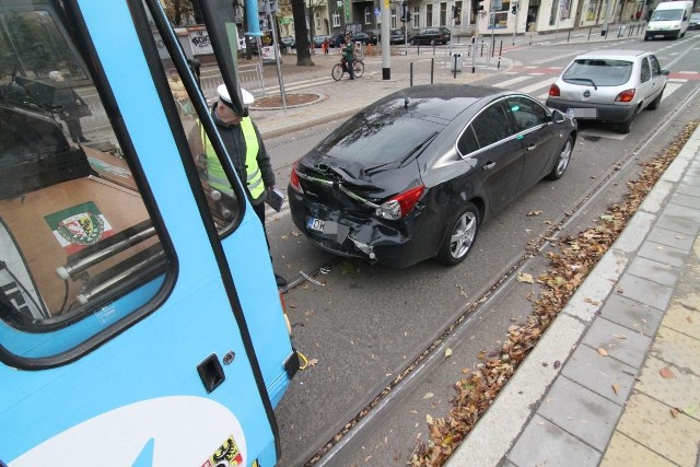 Wypadek tramwaju i dwóch aut na Nowowiejskiej