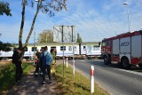 Śmiertelne potrącenie na torach kolejowych w Tomaszowie. Zablokowana droga krajowa 48 [ZDJĘCIA]
