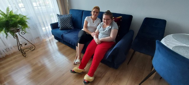 Magdalena Janke (z prawej) wraz ze swoją mamą Beatą (z lewej) chciałyby być bardziej niezależne. Marzą o wyjściu na spacer bez angażowania wielu osób w przeniesienie Magdy z trzeciego piętra