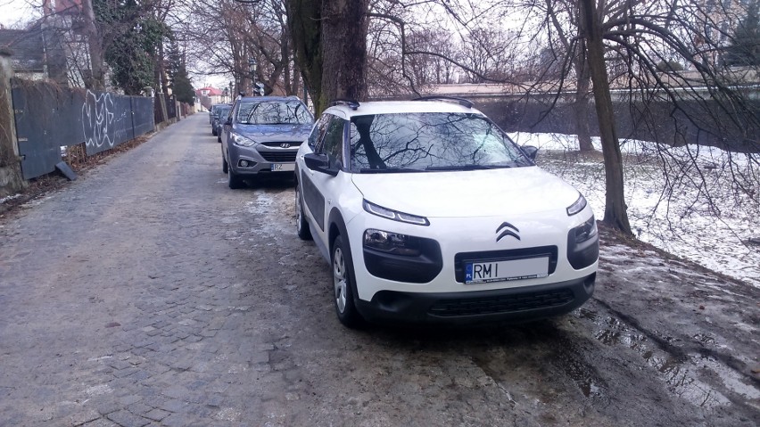 Rzeszów, al. Pod Kasztanami, parking na trawniku.