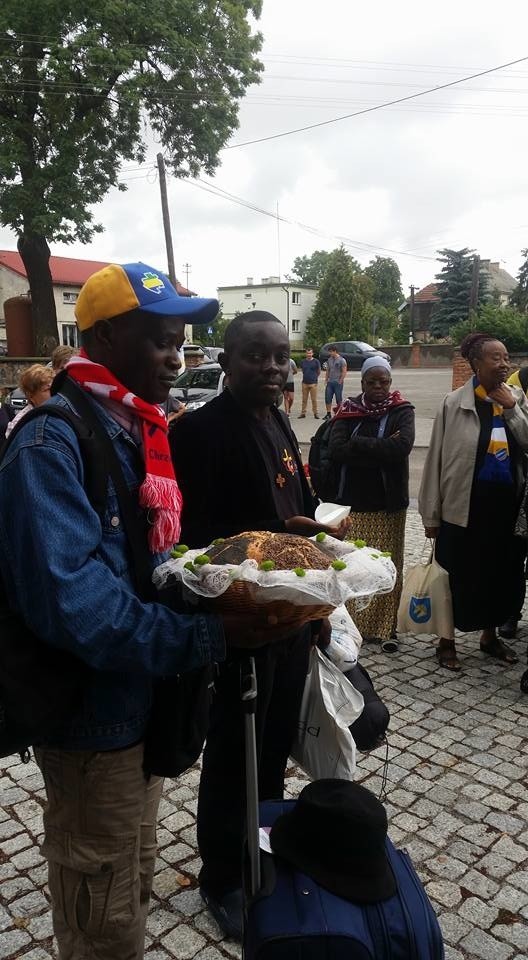 Tradycyjnie - chlebem i solą - powitano w Unisławiu pielgrzymów z Gabonu.
