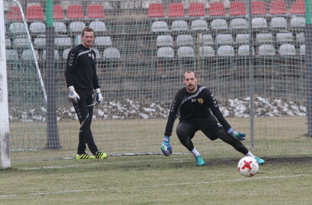 Kto stanie w bramce Korony w meczu z Cracovią – Milan Borjan (z prawej) czy Michal Pesković (z lewej)?