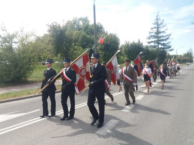 Przemarsz służb mundurowych i poczt&oacute;w sztandarowych w Końskich