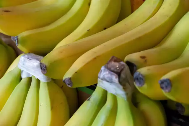 Jak przechowywać banany aby zachowały świeżość i nie sczerniały? Jak długo mogą leżeć banany i w jaki sposób spowolnić proces dojrzewania? Czy banany trzeba trzymać w lodówce? Sprawdź teraz w naszej galerii porady, jak przechowywać banany by zachowały świeżość >>>>>