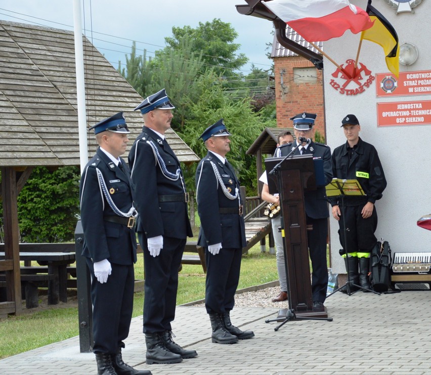 Mieszkańcy ofiarowali strażakom OSP Sierzno w gm. Bytów...