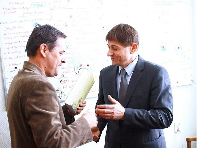 Jeszcze w marcu burmistrz Arseniusz Finster składał wójtowi Zbigniewowi Szczepańskiemu życzenia na urodziny...