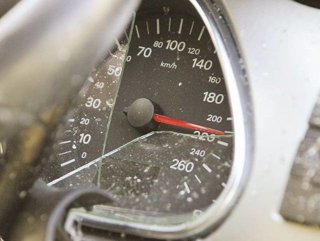 Wskaźnik prędkości zatrzymał się na 210 km na godz. W drugim z samochodów na 110 km na godz.