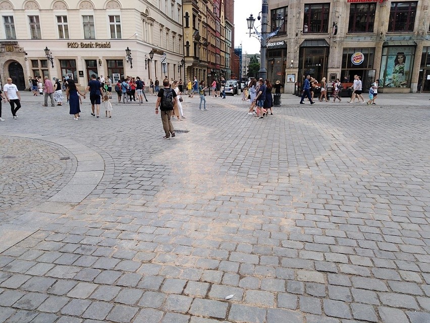 Fetor ropy „umilał” czas odwiedzającym Rynek w upalne...