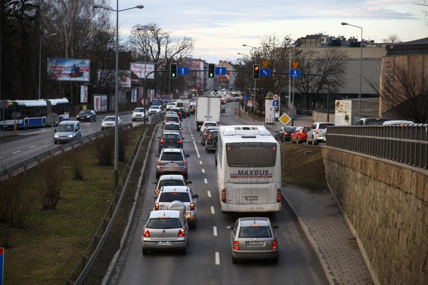 Kraków. Popołudniowe korki paraliżują ruch w mieście. Wyjazd z centrum to męka [ZDJĘCIA] 