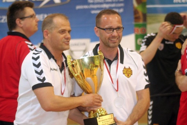 Marcin Synoradzki (z prawej) liczy na to, że zespołowi uda się utrzymać w ekstraklasie.