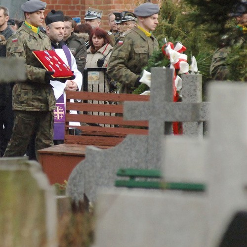 Ceremonia pożegnalna ppłk. Krzysztofa Smołuchy na koszalińskim cmentarzu.