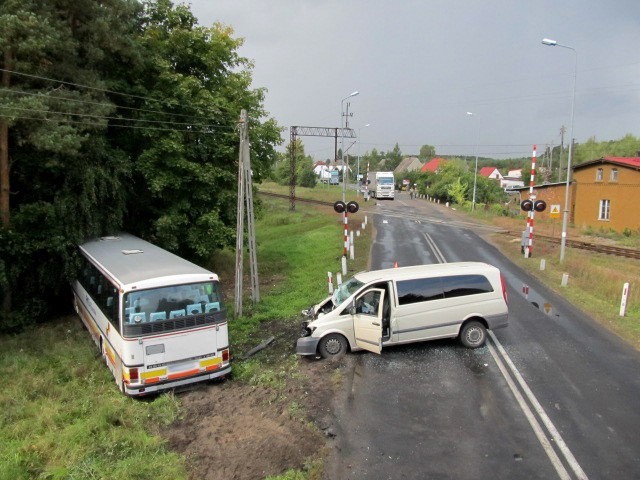 W Moczyłkach koło Białogardu autobus zderzył się z mercedesem. Dwoje podszkodowanych w szpitalu.