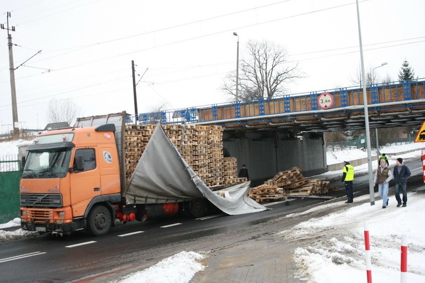 Tir pod wiaduktem na Poniatowskiego