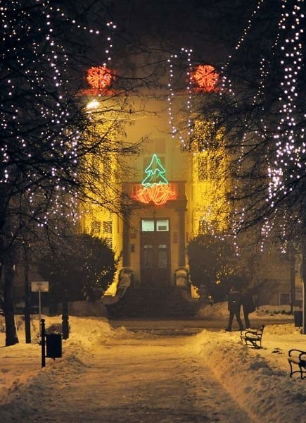 Jak zwykle okazale prezentuje się świątecznie przystrojony budynek tarnobrzeskiego magistratu.