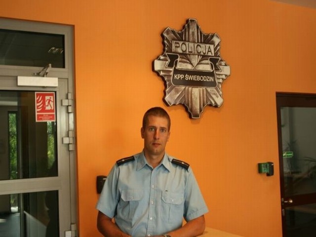 Mł. asp. Patryk Szarata ze świebodzińskiej policji.