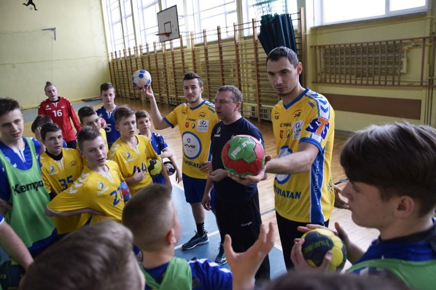 Zawodnicy PGE VIVE Kielce poprowadzili trening w kieleckiej szkole (WIDEO, zdjęcia)