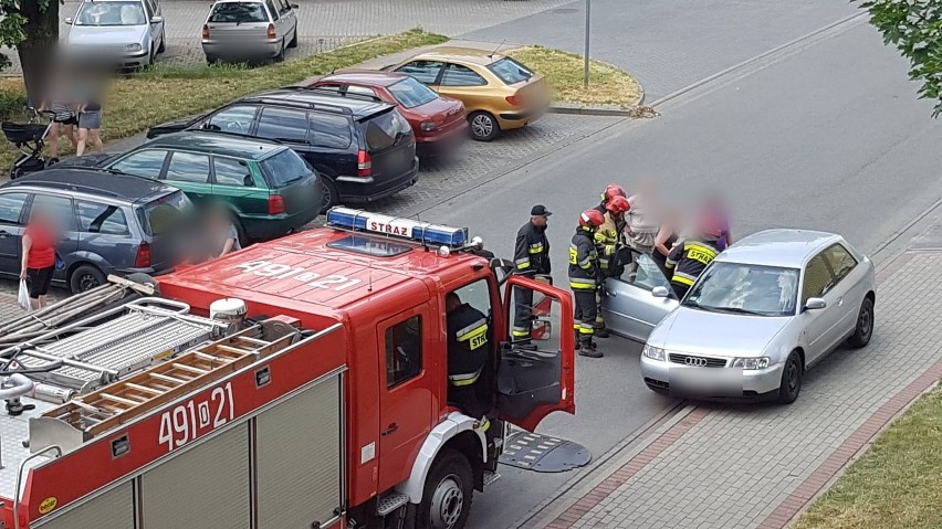 Strażacy ze Strzelec Opolskich ratowali dziecko zatrzaśnięte w aucie zaparkowanym na ul. Wyszyńskiego
