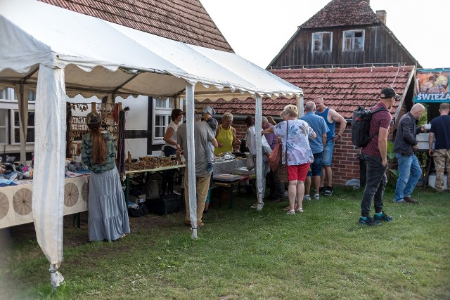 W trakcie dwudniowej imprezy na scenie w Zagrodzie Albrechta zaprezentowały się najlepsze kapele z Pomorza, laureaci ubiegłorocznej edycji festiwalu: Michalove (Michałowo, pow. słupski) oraz O co Idze (Tuchomie, pow. bytowski), a także przedstawiciele góralskiego folkloru zespoły: Kapela PoPieronie (Beskid Żywiecki) oraz Tekla Klebetnica (Beskid Śląski). Niepowtarzalna atmosfera, znakomite jedzenie, świetna muzyka oraz magia Swołowa stolicy Krainy w Kratę, tak w skrócie wyglądała tegoroczna edycja. Zobaczcie zdjęcia.