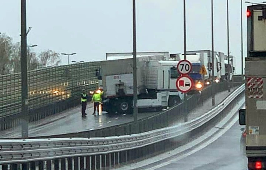 Tir złamał się na Trasie Generalskiej w Białymstoku