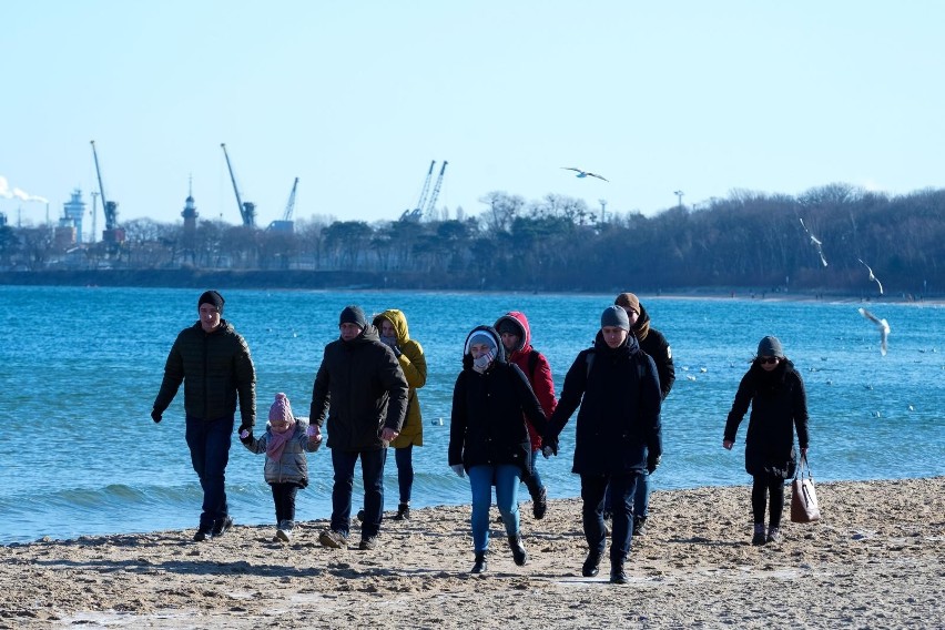 Mroźna pogoda nie odstraszyła spacerowiczów. W Gdańsku tłumy stęsknionych za wiosną nad morzem