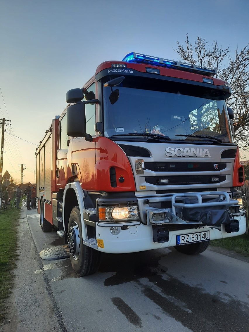 W pożarze drewnianego domu w Turbi zginął 65-latek. Strażacy na pogorzelisku znaleźli jego zwęglone zwłoki (ZDJĘCIA)