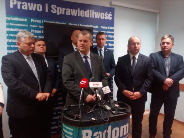 Prezes Państwowych Portów Lotniczych Mariusz Szpikowski (w  środku) podpisanie listu intencyjnego w sprawie lotniska na Sadkowie zapowiedział w sobotę podczas wizyty w Radomiu.