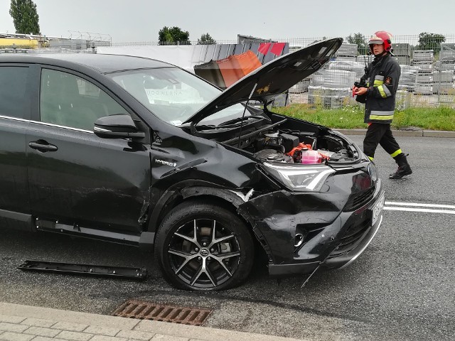 Dziś (wtorek) przed g. 8 doszło do wypadku na  ul. Waryńskiego, przy zjeździe z Trasy Średnicowej w Grudziądzu. Zderzyły się dwa auta osobowe.  Kobietę i 11-letnie dziecko przewieziono do szpitala.