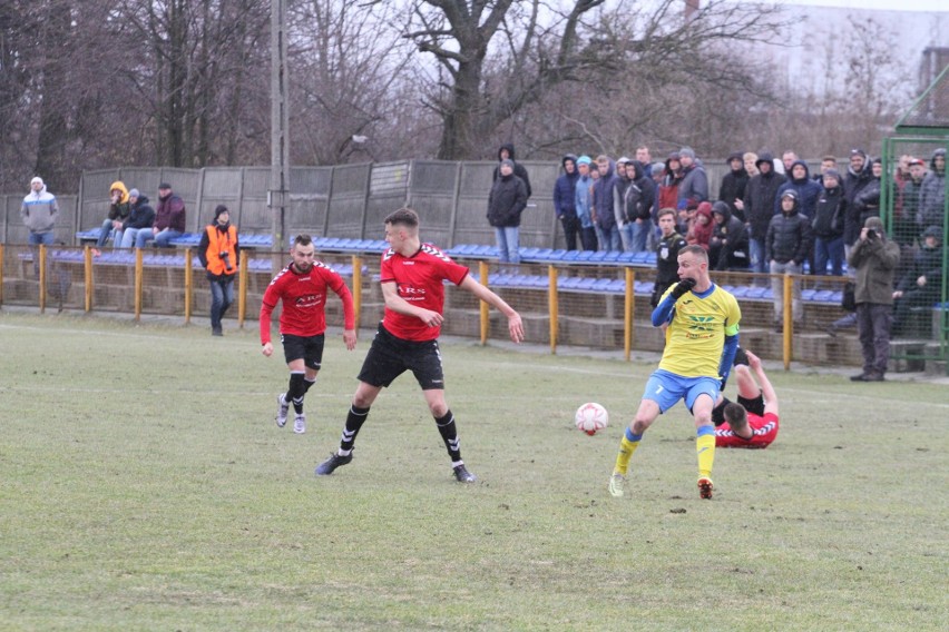 Trzecia liga. Ciekawy mecz w Daleszycach. Spartakus przegrał z Hutnikiem Kraków 0:1 [DUŻO ZDJĘĆ, WIDEO]