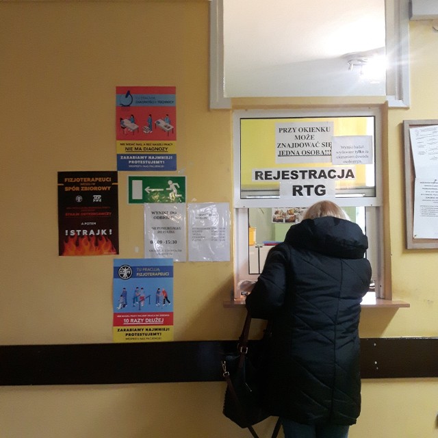 Plakaty informujące o proteście w Sosnowieckim Szpitalu Miejskim można zobaczyć na korytarzach i drzwiach wejściowych do placówki.