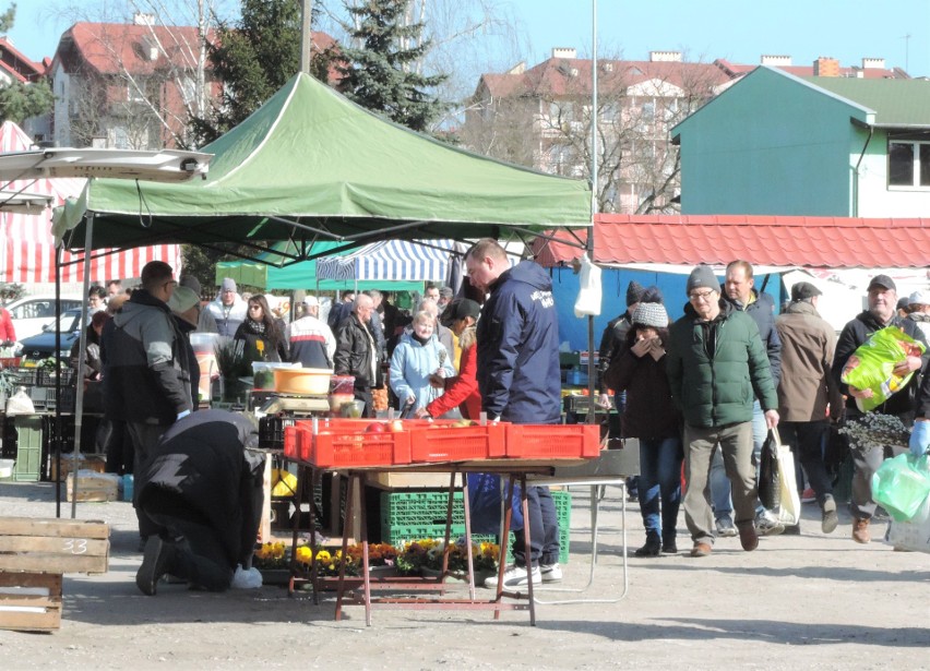 W sobotę, 4 kwietnia, ruch na Targowisku Miejskim nie był...