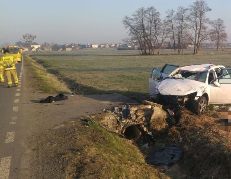 Wypadek na lokalnej drodze w Pisarzowicach pod Krapkowicami. Jedna osoba nie żyje, dwie są ranne