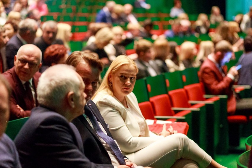 Białystok. 100-lecie Publicznych Służb Zatrudnienia. Pracownicy urzędów pracy świętowali w operze