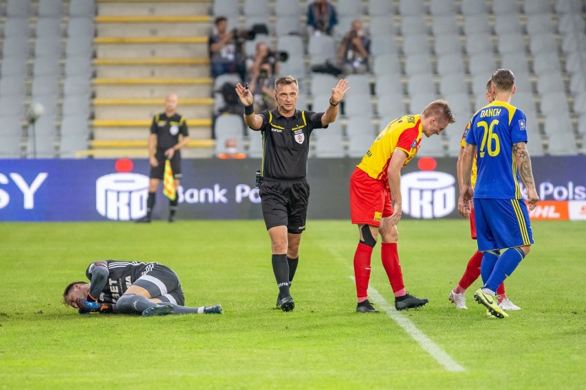 Zaczynał sezon w rezerwach (3 liga), kończy w ekstraklasie....