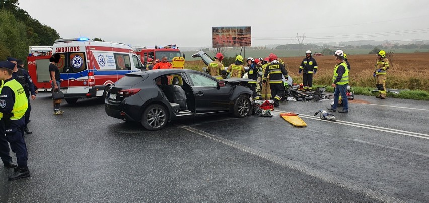 Poważny wypadek w okolicy Pyrzyc. Poszkodowane są cztery osoby, a sprawca uciekł