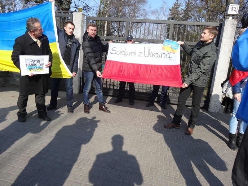 Przez kilkadziesiąt minut protestujący stali pod konsulatem